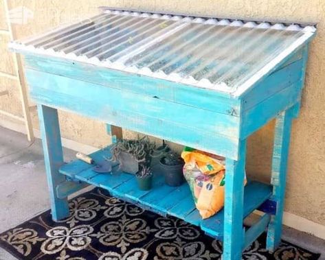 Diy Tutorial: Pallet Urban Greenhouse Cold Frame Ideas, Diy Small Greenhouse, Pallet Halloween, Cheap Greenhouse, Greenhouse Supplies, 1001 Pallets, Wooden Greenhouses, Wooden Pallet Furniture, Small Greenhouse