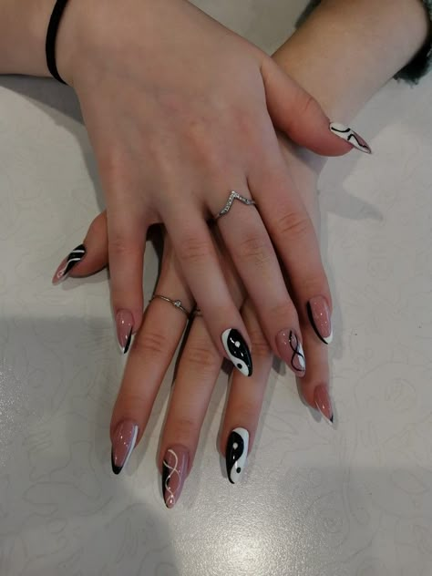 #nailspic #beauty #aesthetic #pinterest #beautiful #nailpolish #nails #yin-yang #black-and-white #black #white #ring Cute Black Design Nails, Black And White Nails Swirl, Yinyang Nail Design, Yin And Yang Nail Designs, Yin Yang Nails Acrylics, Ting Yang Nails, Black And White Swirl Nails, Ying And Yang Nails, Ying Yang Nail Art