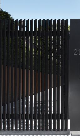 Modern Black Gate Design, Iron Fence Design Modern, Modern Iron Fence, Black Gates Entrance, Modern Fence Design Metal Steel Gate, Contemporary Gate Design Modern, Modern Wrought Iron Gates, Metal Gates Design Modern, Modern Fence Design Metal