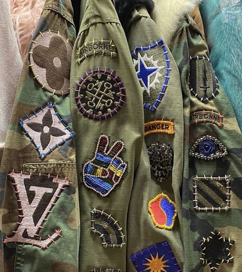 Painted Army Jacket, Trench Coat With Patches, Painted Camo Jacket, Jean Patch Jacket, Army Jacket Upcycle, Jacket Embellishment Ideas, Jackets With Patches, Camo Jacket With Patches, Ropa Upcycling