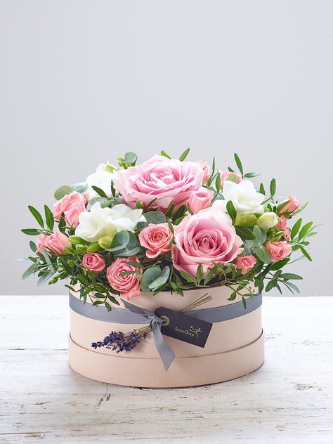 Hat Box Flowers, Pink Flower Arrangements, Birthday Flowers Bouquet, Home Decor Aesthetic, Flower Box Gift, Flower Arrangements Simple, Modern Flower Arrangements, Aesthetic Flowers, Flowers Bouquet Gift