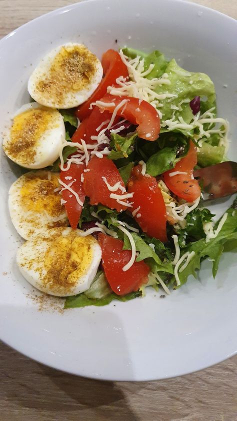 10 minutes salad meal 
vegan salad 
eggs quick salad Diet Salad Recipes, Healthy Dinner Salads, Salad For Dinner, Dinner Aesthetic, Healthy Salad, Dinner Salads, Food Inspo, Healthy Eating Recipes, Healthy Salads