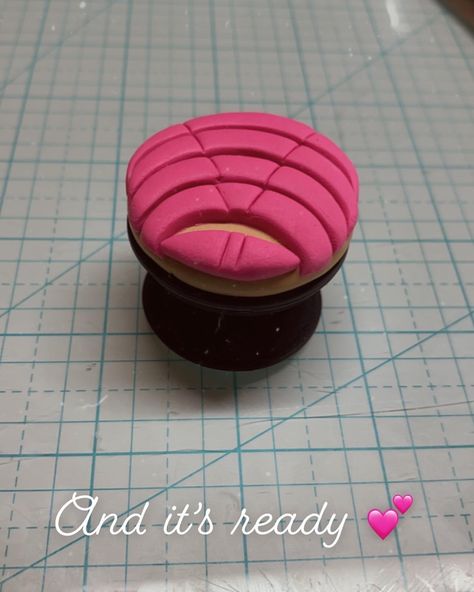 Pink concha polymer clay pop socket. Polymer Clay Pop Socket, Clay Pop Socket, Pop Socket, Pasta Flexible, Polymer Clay, Pasta, Paint, Pink