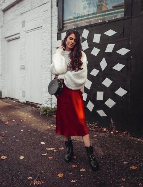 Red Silk skirt midi long Fall trend looks street style women slip silk bias skirt fall colors silk Red Silk Skirt, Satin Skirt Outfit, Fall Trend, Silk Outfit, Mode Boho, Red Skirt, Looks Street Style, Red Skirts, Fall Skirts