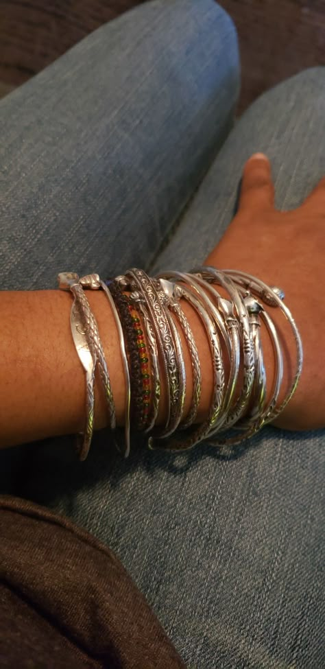 Lots Of Bracelets Aesthetic, Bangle Bracelets Aesthetic, Silver Bangle Stack, Silver Stacked Jewelry, Jewellery Nails, West Indian Bangles, Boho Bracelets Stack, Fantasy Earrings, Quoi Porter