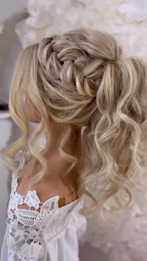 Gorgeous high ponytail and fishtail braid tutorial! 🤩 | tutorial | Gorgeous high ponytail and fishtail braid tutorial! 🤩 | By MetDaan Hairstyles Homecoming Hair Ponytail High, High Ponytail Updo With Braid, Bridesmaid Hair Updo High Ponytail, Romantic Prom Hair, High Ponytail Pageant Hair, Cute Prom Ponytail Hairstyles, Updos For School Dances, Cascading Ponytail Wedding Hairstyles, Snow Coming Hairstyles