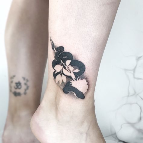 Negative Space Tattoos, Tattoo Coverup Ideas, Coverup Ideas, Tattoos Dotwork, Negative Space Tattoo, Tattoo Designs Unique, Space Tattoos, Tattoo Coverup, Floral Tattoos