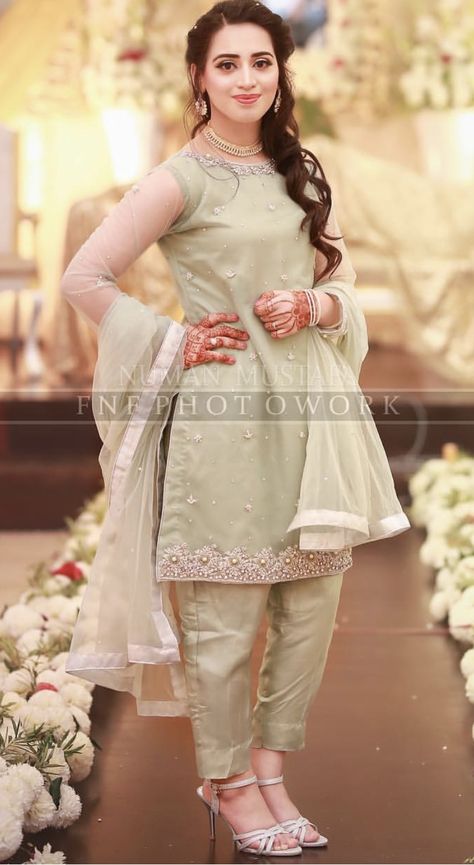 Brides sister on the Valima Trendy Party Outfits, Bridal Mehndi Dresses, Best Party Dresses, Trendy Party Dresses, Pakistani Formal Dresses, Casual Party Outfit, Pakistani Wedding Outfits, Bride Sister, Pakistani Dresses Casual