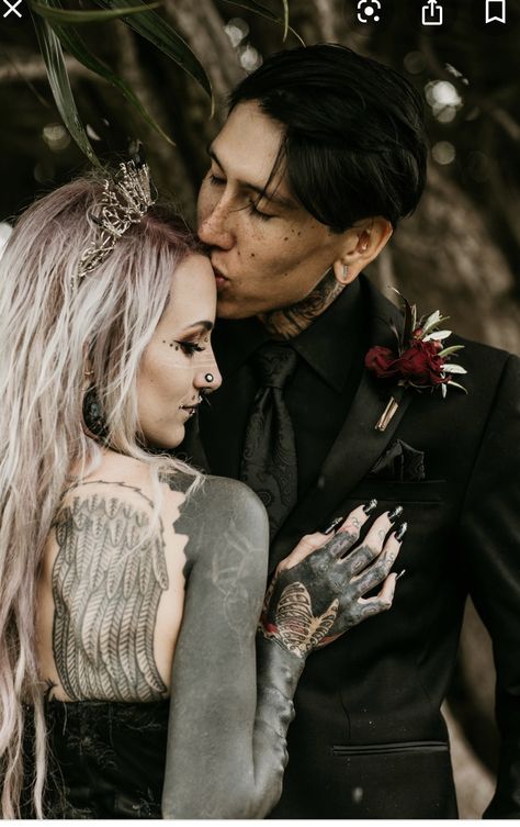 Horror Wedding, Wiccan Wedding, Aesthetic Stars, Bride Aesthetic, Moody Wedding Photography, Dark Wedding Theme, Wedding In Hawaii, Pagan Wedding, Brides With Tattoos