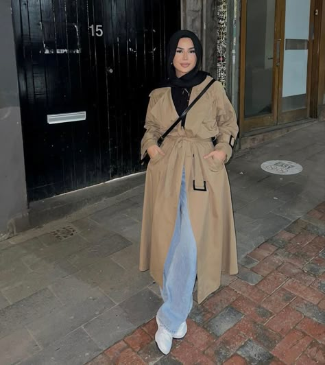 Trench Coat Hijab Outfit, Hijab Coat Outfits, Modest Trench Coat Outfit, Trench Coat Outfit Hijab, Hijab Trench Coat, Neutral Hijab Outfit, Beige Trench Coat Outfit Hijab, Hijabi Trench Coat Outfit, Hijabi Neutral Outfits