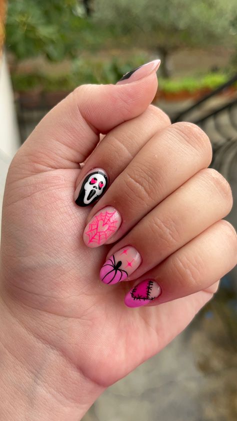 Ghost face nails pink Cute Ghost Face Nails, Ghost Face Almond Nails, Scream Nail Art Pink, Cowgirl Ghost Nails, Ghost Face Nails Pink, Pink Ghost Face Nails, Pink Ghost Nails, Ghost Face Nails, Ghost Nails