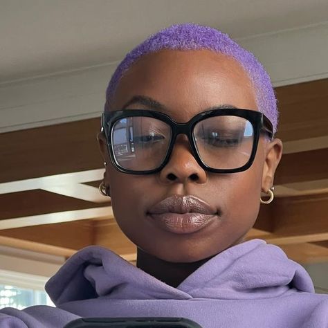 filthyhaje on August 18, 2023: "this is what I look like now 💜🧜🏿‍♀️" Black Women Shaved Head, Purple Twa, Very Short Hair Color Ideas, Short Colored Hair, Purple Short Hair, Purple Natural Hair, Short Dyed Hair, Shaved Heads, Buzz Cut Hairstyles