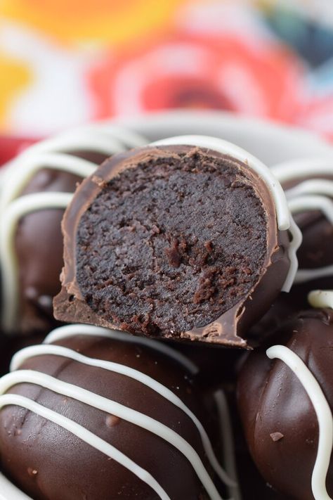 Chocolate Cake Truffles, Cake Truffles Recipe, Chocolate Cake Pops Recipe, Cookie Truffles, Cake Ball Recipes, Cream Cheese Ball, Truffle Cookies, Homemade Truffles, Dessert Truffles