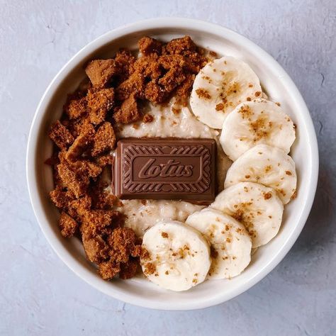 melisa • melafitjourney on Instagram: "Biscoff Salted Caramel Creamy Oatmeal! It’s a classic cooked oatmeal with my fav combo flavour: salted caramel and biscoff! I made it creamy too by adding a spoon of greek yoghurt. Amazing taste! Macros including all toppings: 433 kcal / C 53,1 / F 14,1 / P 22,5 Oats mixture: 40 g oats / havervlokken 180 - 200 ml almond milk 5 g biscoff spread Add after cooking: 25 g greek yoghurt 15 g salted caramel protein powder, I used @womensbest salted toffee pre Biscoff Overnight Oats Healthy, Baked Oats Biscoff, Biscoff Overnight Oats, Oatmeal Bowl Aesthetic, Oats Bowl Aesthetic, Iifym Recipes, Salted Toffee, Breakfast Prep, Oatmeal Bowls