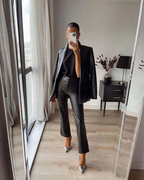 Zara Faux Leather Pants, Zara Leather Pants, Look Zara, Casual Chic Style, Faux Leather Pants, Zara Pants, Looks Style, Business Outfits, Winter Fashion Outfits