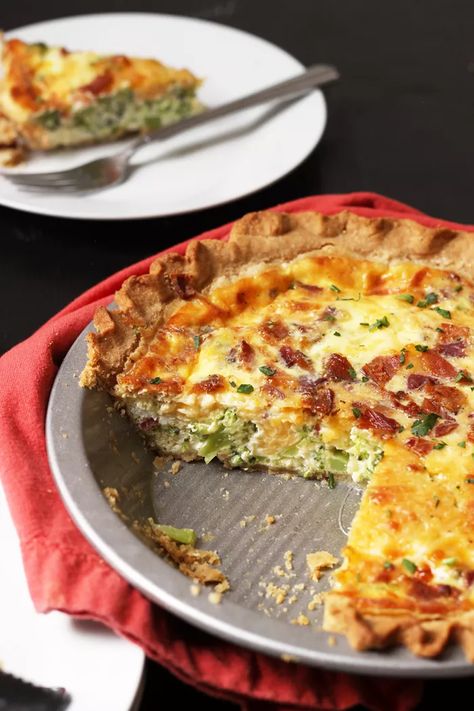 Quiche With Broccoli, Brunch Party Menu, Bacon Quiche Recipe, Broccoli Cheddar Quiche, Cheddar Quiche, Bacon Broccoli, Broccoli Bacon, Quiche Recipes Easy, Bacon Quiche