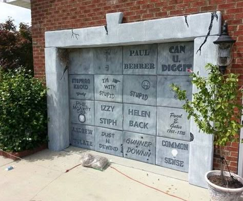 Halloween Garage Door, Halloween Garage, Halloween Graveyard, Halloween Props Diy, Halloween Tombstones, Halloween Decor Ideas, Halloween Door Decorations, Halloween Outdoor, Halloween Yard