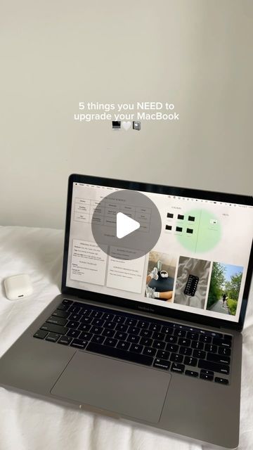 stefania | digital planning on Instagram: "5 things you NEED to upgrade your MacBook💻✨

 #desktopwallpaperorganizer #desktopwallpaper #organization #desktoporganizationideas #digitalplanner #studentlife #university #collegelife #schoollife #desktopsetup #macbookorganization #healthylifestyle #productivity #improvement #organizeyourlife #digitalplanning #selflove #motivation #pinterestaesthetic #plannerlife #macbook #ipad #organization #productivity #inspiration #success #dreamlife" Macbook Organization, Ipad Organization, Productivity Inspiration, Selflove Motivation, Desktop Wallpaper Organizer, Desktop Setup, New Macbook, Digital Planning, Organize Your Life