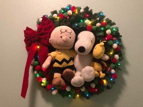 Diy Peanuts Christmas Decorations, Charlie Brown Christmas Decorations, Snoopy Christmas Decorations, Peanuts Christmas Tree, Snoopy Christmas Tree, Charlie Brown Christmas Tree, Hello Kitty Imagenes, Christmas Cookies Gift, Office Christmas Party