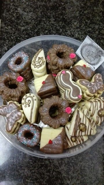 Eid Dessert Recipes, Eid Biscuits, Gluten Free Almond Cookies, Butter Biscuits Recipe, Cape Malay, Pastries Recipes, Ayesha Khan, Butter Biscuits, Almond Meal Cookies