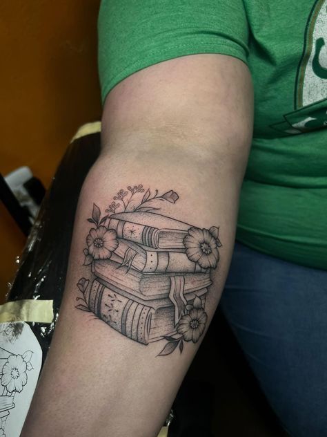 Cheyenne Tattoo, Bookworm Tattoo, Writer Tattoo, Bookish Tattoos, Literary Tattoos, Mommy Tattoos, Floral Tattoo Sleeve, Sketch Tattoo Design, Back Tattoo Women