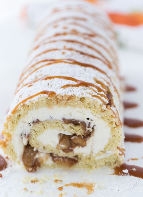 This Apple Pie Cake Roll recipe is just wonderful with a vanilla cake recipe, filled with whipped mascarpone filling and apple pie filling. Roll Cake Decoration Birthday, Jellyroll Cake Recipes, Whipped Mascarpone, Jelly Roll Cake, Mascarpone Filling, Apple Pie Cake, Swiss Rolls, Roll Cakes, Cake Rolls