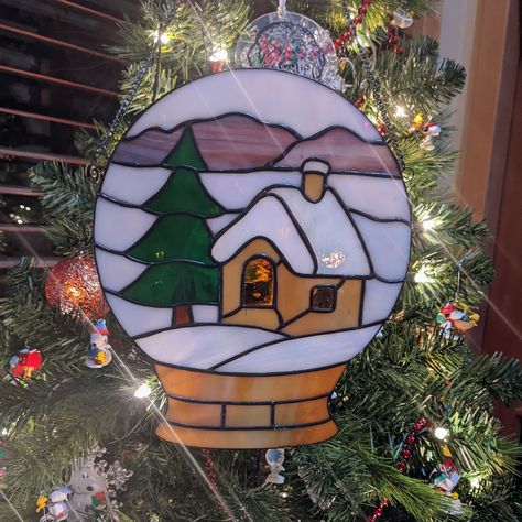 Winter Stained Glass Window, Stained Glass Snow Globe, Stained Glass Art Christmas, Christmas Stained Glass Patterns Free, Winter Stained Glass Patterns, Stained Glass Patterns Christmas, Stainglass Ornaments, Stained Glass Winter, Christmas Stained Glass