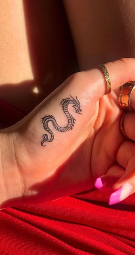 Tato Henna, Pretty Hand Tattoos, Petite Tattoos, Stylist Tattoos, Small Hand Tattoos, Cute Tattoos For Women, Classy Tattoos, Discreet Tattoos, Elegant Tattoos