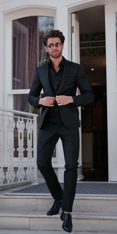 What to Wear to a Funeral? Find respectful and comfortable funeral attire. Our guide helps you balance tradition and personal comfort. Make the right choice Gala Attire, Mens Inspiration, Black Suit Men, Gala Outfit, Suits Men Business, Looks Country, Men Fashion Casual Shirts, Men Stylish Dress, Stylish Mens Outfits