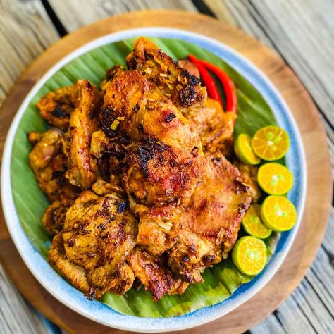 Chicken Inasal with Lemongrass Chicken Inasal Recipe, Flavorful Grilled Chicken, Lemongrass Chicken Recipe, Grilled Chicken Dishes, Chicken Inasal, Calamansi Juice, Green Papaya Salad, Garlic Rice, Bacolod