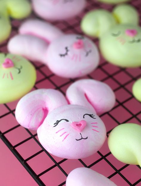 Meringue Bunnies Meringue Pops Recipes, Easter Meringue, Merengue Cookies, Easter Packaging, Easter Foods, Christmas Bakes, Meringue Cookie Recipe, Easter Food Crafts, Easter Party Food