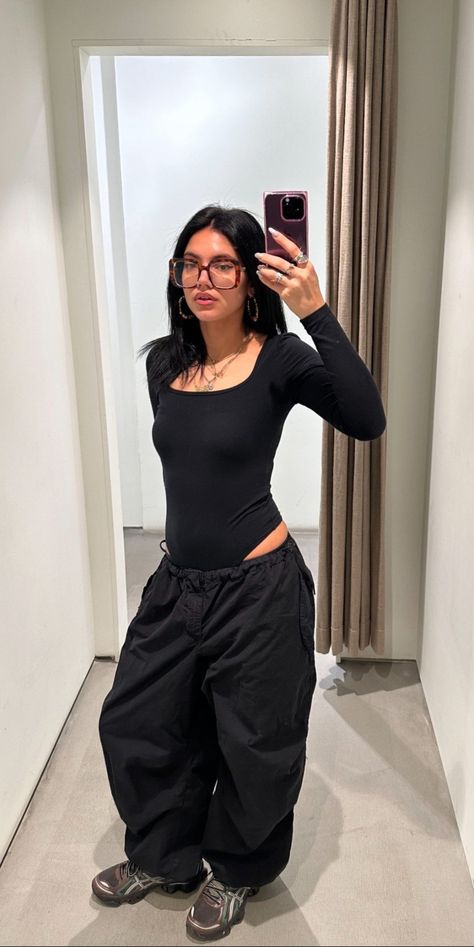 Baggy Pants Outfit Ideas, Blokette Outfits, Outfit Inspo Baggy, Genderfluid Fashion, Black Street Style, Baggy Pants Outfit, Siren Aesthetic, Cool Girl Aesthetic, Pants Outfit Ideas