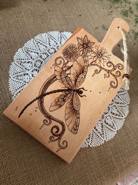 Handmade, Dragonfly wood burning serving tray Wood Burned Gifts, Beginner Wood Burning, Pyrography Designs, Wood Burning Patterns Stencil, Wood Burn Designs, Woodburning Projects, Laser Art, Wood Burning Crafts, Wood Burning Patterns