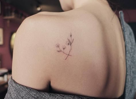 Delicate fine line style flower tattoo on the left shoulder blade. Tattoo Artist: Nando Tattoo Shoulder Blade, Small Flower Tattoo, Blade Tattoo, Korean Tattoo Artist, Cool Shoulder Tattoos, Shoulder Blade Tattoo, Petit Tattoo, Tattoo Shoulder, Tattoo Trend