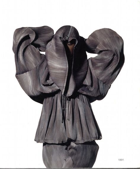 Issey Miyake X by Irving Penn 1991 Irving Penn, Conceptual Fashion, Rei Kawakubo, Archive Fashion, Avant Garde Fashion, Art Inspiration Painting, Fashion Design Clothes, Issey Miyake, Japanese Fashion