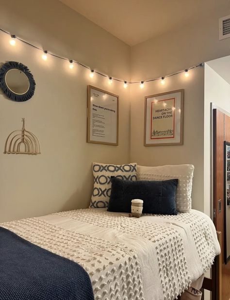 Modern Boho Dorm Room, Beige Dorm Room Aesthetic, Simple Dorm Rooms, Dorm Room Inspo Cozy, Dorm Room Asthetics Ideas, Cottage Dorm Room Ideas, Dorm Room Designs Simple, Penn State Dorm Room Ideas, Dorm Aesthetic Ideas