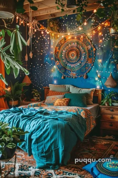 India Themed Bedroom, Vintage Indian Bedroom, Indian Themed Bedroom, Bedroom In Living Room Ideas, Morracan Room Ideas, Living Room Inspiration Bohemian, Room Ideas Hippie, India Inspired Bedroom, Indian Style Bedroom