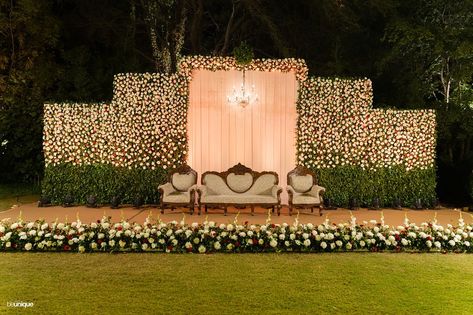 Reception Stage Decor Open Lawn, Indian Engagement Decorations Outdoor, Wedding Reception Stage Decorations Backdrops Outdoor, Pakistani Engagement Decor, Varmala Decoration, Stage Decorations Event Backdrops, Outdoor Stage Decoration, Sangeet Backdrop Stage Decorations, Reception Stage Decoration Outdoor