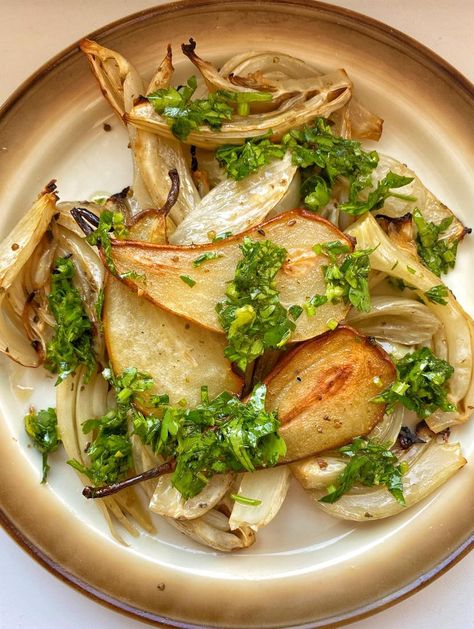 roasted fenned an pear Best Vegan Salads, Roasted Pear Salad, Sliced Cabbage, Yoghurt Sauce, Root Vegetables Recipes, Roasted Vegetable Salad, Fennel Recipes, Roasted Pear, Roasted Fennel