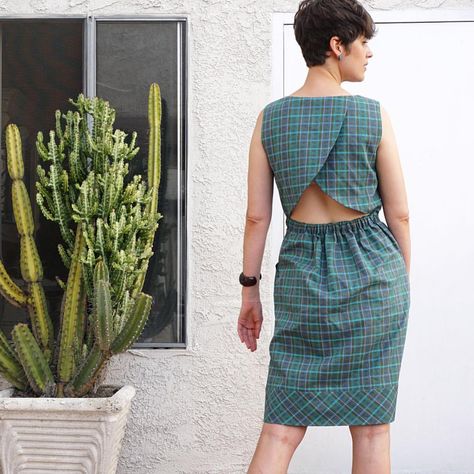 Butterick b6351 Diy Plaid, Plaid Diy, Cross Back Dress, Diy Sewing Gifts, Apron Sewing Pattern, Sewing Aprons, Butterick Sewing Pattern, Open Back Dress, Sewing Blogs