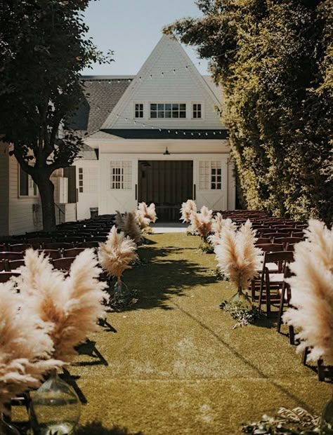 Gorgeous+Pampas+Grass+Ideas+for+your+Wedding+|+Bridal+Musings+Wedding+Blog+27 Wedding Aisles, Modern Wedding Ceremony, Grass Wedding, Wedding Aisle Decorations, Bridal Musings, Ceremony Inspiration, Wedding Ceremony Ideas, Aisle Decor, Wedding Boho