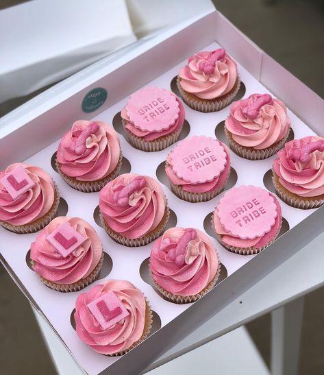 Hens Cupcakes, Hens Party Cupcakes, Hen Party Food, Bachlorette Cakes, Hen Party Cupcakes, Hen Party Cakes, Biscuit Ideas, Hen Party Decorations, Apple Smoothie