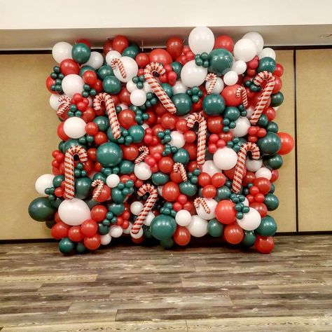 Christmas Balloon Wall, Balloon Decoration Ideas, Balloon Arrangement, Floral Christmas Tree, Christmas Balloon Decorations, Holiday Balloons, Deco Ballon, Christmas Decorations Centerpiece, Company Christmas Party