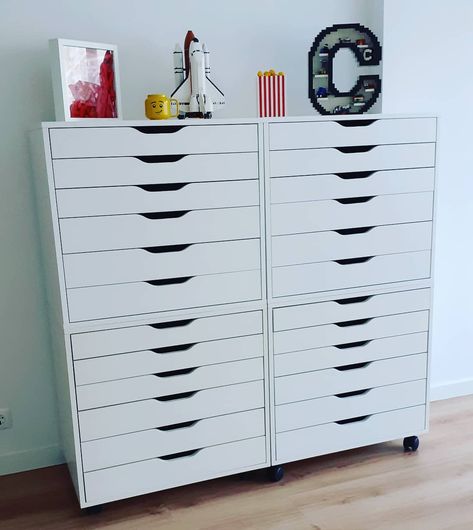 Tiago Catarino - LEGO Builder on Instagram: “Some progress today on the studio! Got 2 extra IKEA Alex drawer cabinets to put my LEGO bricks. I'm pretty sure it wont be enough for…” Dream Art Room, Literature Organizer, Art Studio Storage, Drawer Cabinets, Ikea Alex Drawers, Alex Drawer, Ikea Alex, Art Supplies Storage, Lego Storage