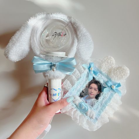 cinnamoroll themed nachimbong matches perfectly with my felix jeju pc in the bunny lace loader <3 Felix Cinnamoroll, Nachimbong Decoration, Stray Kids Lightstick Decoration, Pop Custom, Concert Attire, Kpop Concert Outfit, Kpop Merch, Cute Diys, Concert Outfit