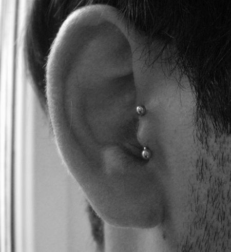 Vertical Tragus Tragus Vertical, Vertical Tragus Piercing, Anti Tragus, Braces Colors, Cool Piercings, Tragus Piercing, Piercing Ideas, Oh My Love, Tragus Piercings