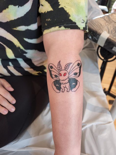 Cartoon Moth Tattoo, Cute Mothman Tattoo, Mothman Tattoo Simple, Moth Man Tattoo, Cryptid Tattoos, Mothman Cute, Cryptid Tattoo, Mothman Tattoo, Apprentice Tattoos