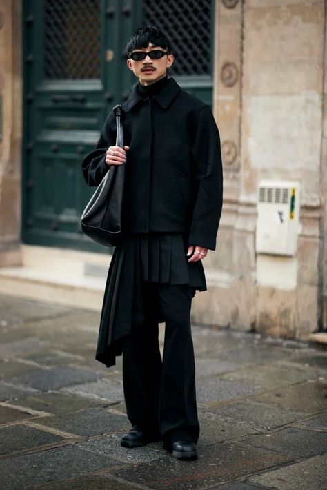 Man Winter Outfits, Men Outfit All Black, Mens Fashion Aesthetic Street Styles, All Black Winter Outfit Men, All Black Street Style, Snap Fashion, Layer Outfits Street Style, Paris Mens Street Style, All Black Outfit Men Street Styles