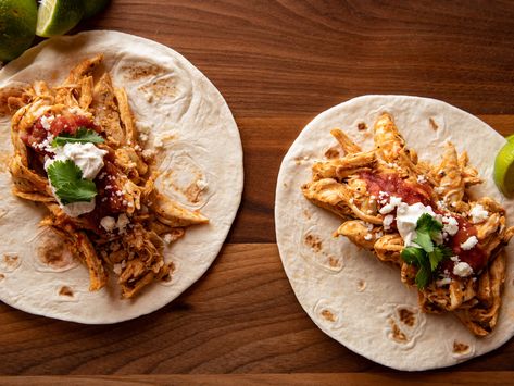 Recipe of the Day: Ree's Tex-Mex Pulled Chicken | You can’t go wrong with Ree's 16-minute pulled chicken. Roast tomatoes, peppers and onion, then blend the veggies until smooth to make a quick and delicious sauce your family won't be able to resist. Pulled Chicken Recipe, Pulled Chicken Recipes, Minute Chicken, Yummy Dishes, American Recipes, Lunch Recipe, Pulled Chicken, Ree Drummond, Chicken Cutlets