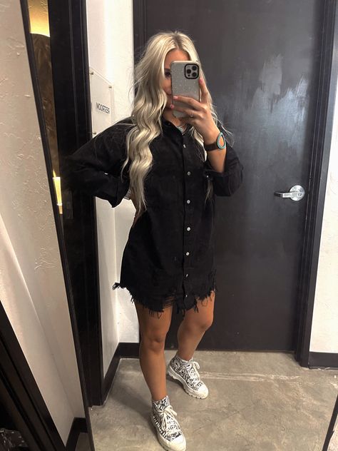 Cute Cosmetologist Outfits All Black, Hairstylist Wardrobe Style, Stylist Black Outfits, Hair Stylist Outfit Black, Black Hair Stylist Outfits, Hair Salon Work Outfits, Hair Dresser Outfits Stylists, Hairstylist Outfits Fall, Summer Outfits Hairstylist